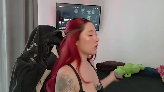 Snapshot of lunnaa_ chatting on 09.26.25 lunnaa online show from 09.26.25