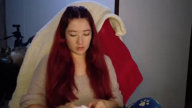 Snapshot of lunnaa_ chatting on 10.24.25 lunnaa online show from 10.24.25