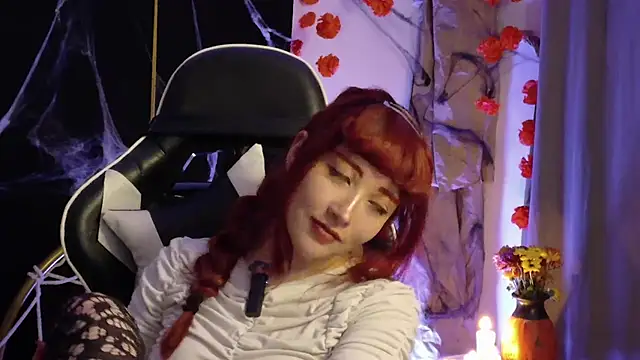 Snapshot of lunnaa_ chatting on 10.29.25 lunnaa online show from 10.29.25