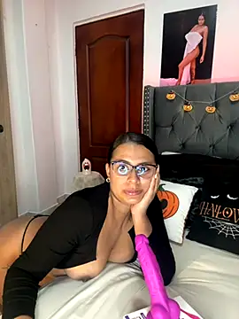 Snapshot of ema_zoe chatting on 10.08.25 ema zoe online show from 10.08.25