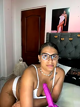 Snapshot of ema_zoe chatting on 10.22.25 ema zoe online show from 10.22.25