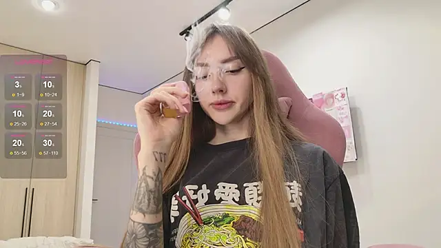 Snapshot of Lunainnk chatting on 09.22.25 Lunainnk online show from 09.22.25