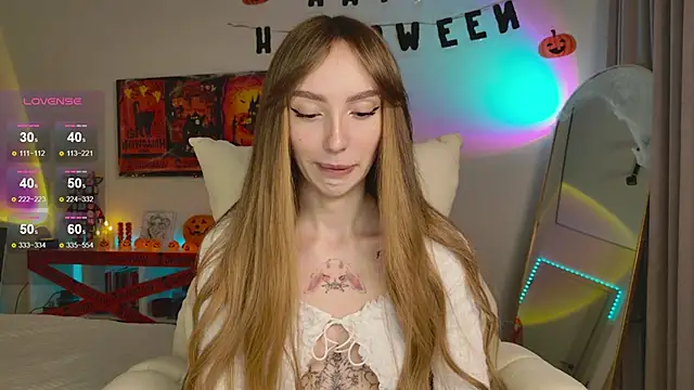 Snapshot of Lunainnk chatting on 10.26.25 Lunainnk online show from 10.26.25