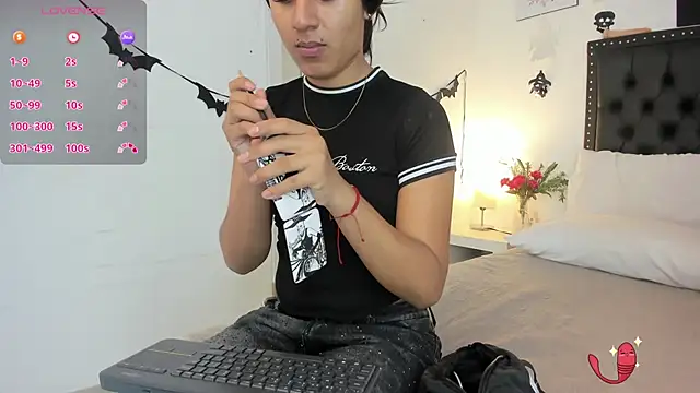 Snapshot of ScarlettVell chatting on 10.22.25 ScarlettVell online show from 10.22.25