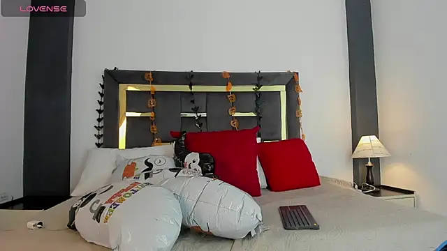 Snapshot of ScarlettVell chatting on 10.24.25 ScarlettVell online show from 10.24.25