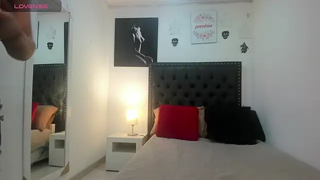 Snapshot of ScarlettVell chatting on 10.30.25 ScarlettVell online show from 10.30.25