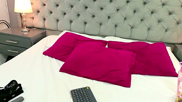 ScarlethCruz online show from 10.18.25