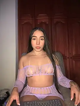 Snapshot of KaditaNavarro chatting on 09.23.25 KaditaNavarro online show from 09.23.25