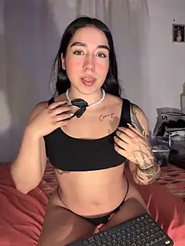 Snapshot of KaditaNavarro chatting on 10.07.25 KaditaNavarro online show from 10.07.25