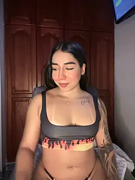 Snapshot of KaditaNavarro chatting on 10.29.25 KaditaNavarro online show from 10.29.25