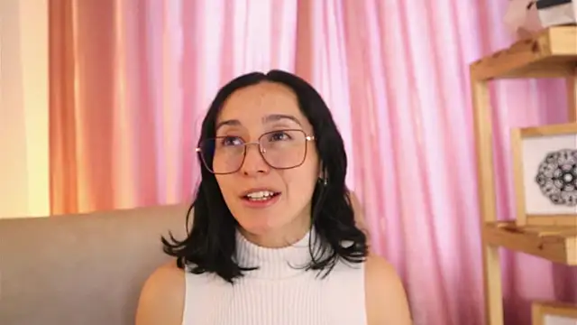 Snapshot of Ginevra_esposito chatting on 05.18.26 Ginevra esposito online show from 05.18.26