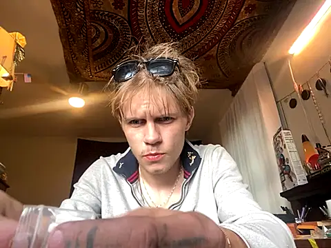 Snapshot of XanderOzzz chatting on 10.21.25 XanderOzzz online show from 10.21.25