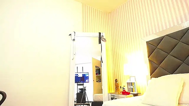 ViictoriaJones  online show from 11.25.25