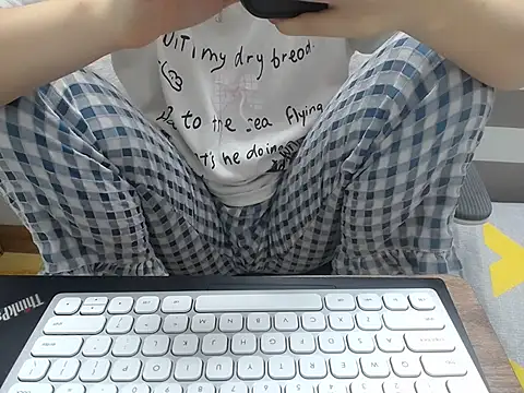 Snapshot of Lamoon_2k chatting on 10.28.25 Lamoon 2k online show from 10.28.25