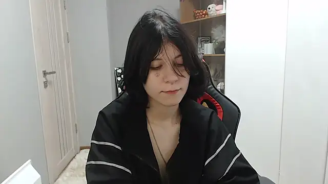 Snapshot of TinaQuiin chatting on 09.24.25 TinaQuiin online show from 09.24.25