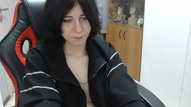 Snapshot of TinaQuiin chatting on 09.27.25 TinaQuiin online show from 09.27.25