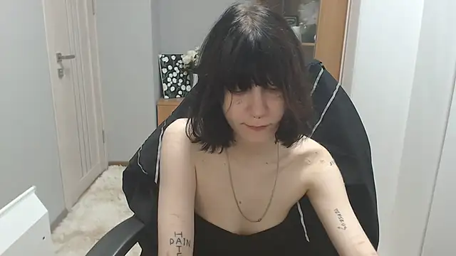 Snapshot of TinaQuiin chatting on 10.24.25 TinaQuiin online show from 10.24.25