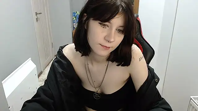 Snapshot of TinaQuiin chatting on 11.18.25 TinaQuiin online show from 11.18.25