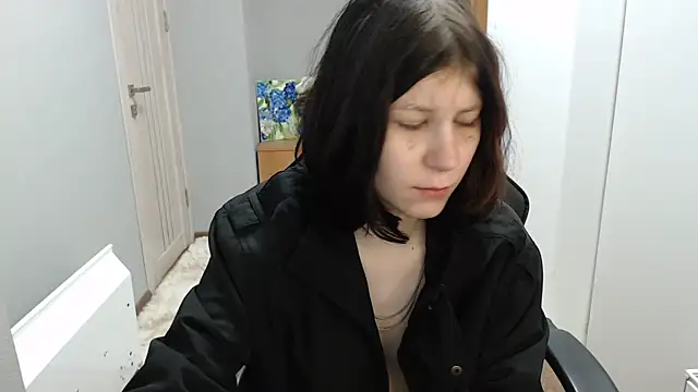 Snapshot of TinaQuiin chatting on 11.21.25 TinaQuiin online show from 11.21.25