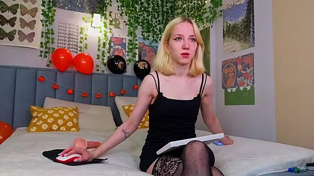 EmmaNovak online show from 10.22.25