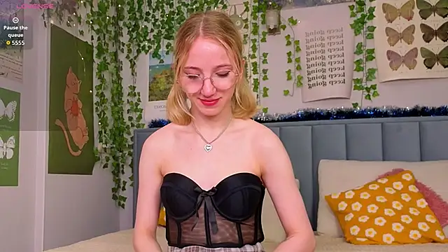 Snapshot of EmmaNovak chatting on 01.19.26 EmmaNovak online show from 01.19.26