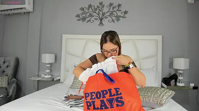 LinaLanm online show from 10.26.25