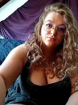 Snapshot of LilouCuriosity chatting on 09.09.25 LilouCuriosity online show from 09.09.25