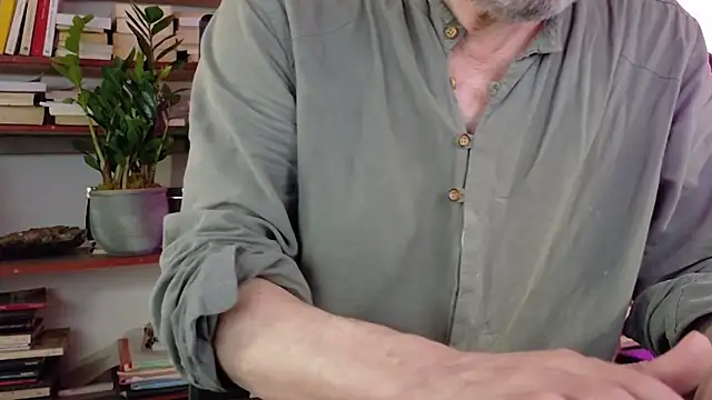 Snapshot of yvanbonar chatting on 10.24.25 yvanbonar online show from 10.24.25