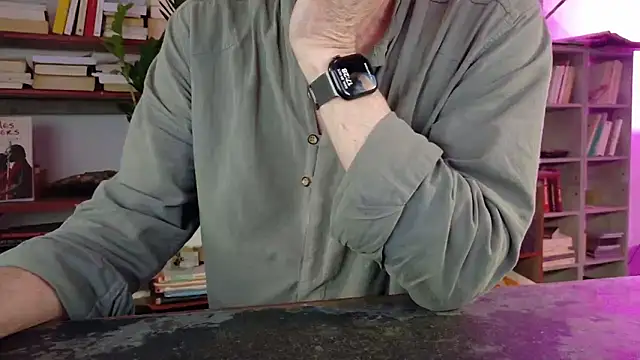 Snapshot of yvanbonar chatting on 10.25.25 yvanbonar online show from 10.25.25