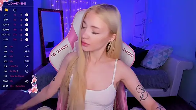 AnyaTaylor  online show from 10.18.25