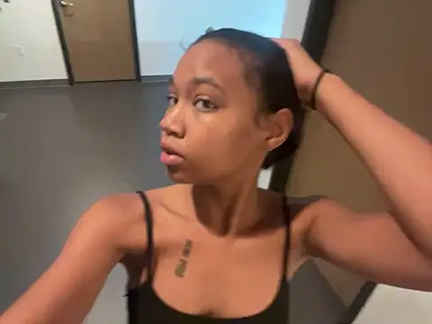 luvrgrllani online show from 10.04.25