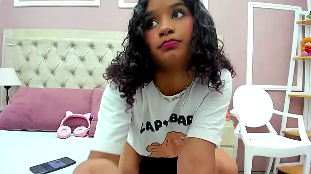 Snapshot of merlyaluna chatting on 09.18.25 merlyaluna online show from 09.18.25