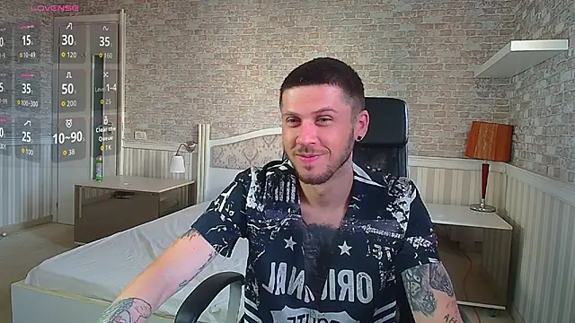 Snapshot of JonahShaw chatting on 07.05.26 JonahShaw online show from 07.05.26