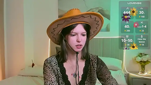 Snapshot of Lisa_Blossom chatting on 10.08.25 Lisa Blossom online show from 10.08.25