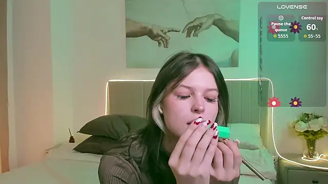 Snapshot of Lisa_Blossom chatting on 10.16.25 Lisa Blossom online show from 10.16.25