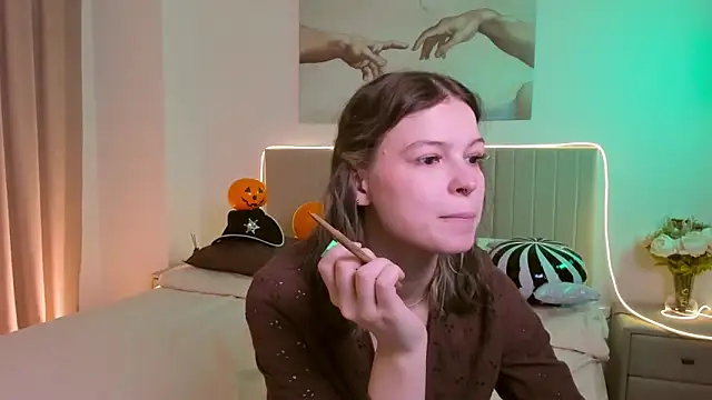 Snapshot of Lisa_Blossom chatting on 10.27.25 Lisa Blossom online show from 10.27.25