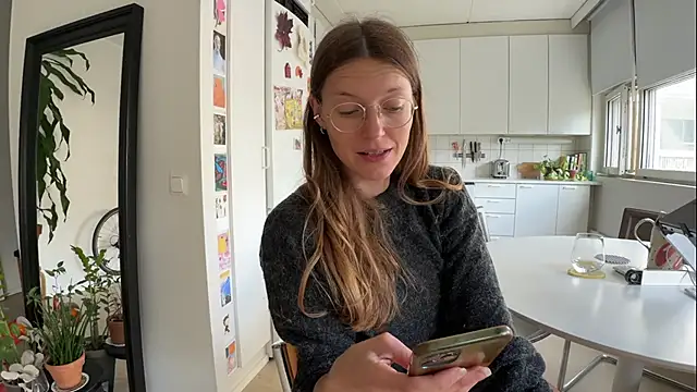 Snapshot of Scorpion_Peach chatting on 09.17.25 Scorpion Peach online show from 09.17.25