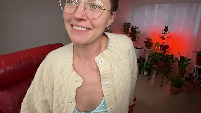 Snapshot of Scorpion_Peach chatting on 10.22.25 Scorpion Peach online show from 10.22.25