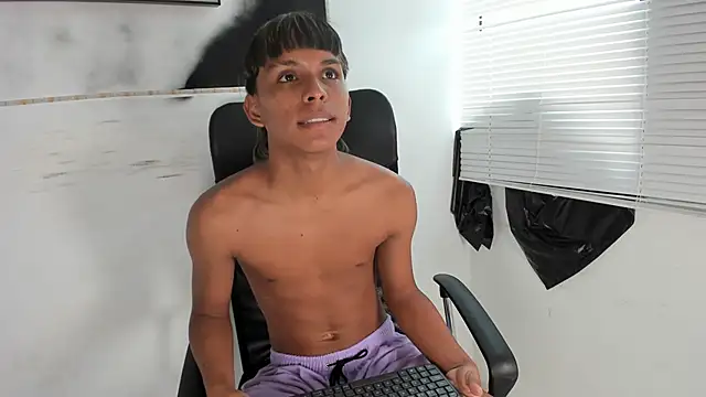 Snapshot of tyler_twink_boy chatting on 09.13.25 tyler twink boy online show from 09.13.25