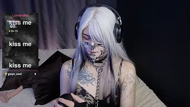 Snapshot of GothXRaven chatting on 10.07.25 GothXRaven online show from 10.07.25