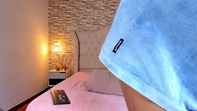 Lucia-Horny24 online show from 10.22.25