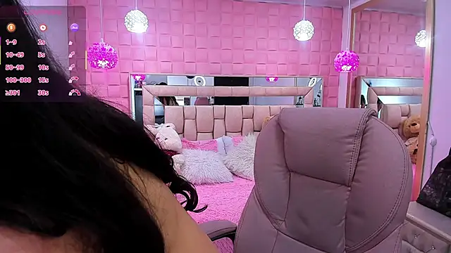  laaura  online show from 11.06.25