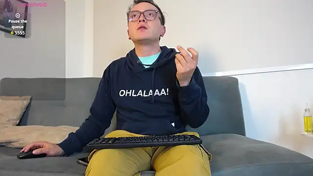 Snapshot of Robert2_honey chatting on 10.01.25 Robert2 honey online show from 10.01.25