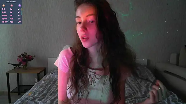 Snapshot of eskatmi chatting on 09.18.25 eskatmi online show from 09.18.25