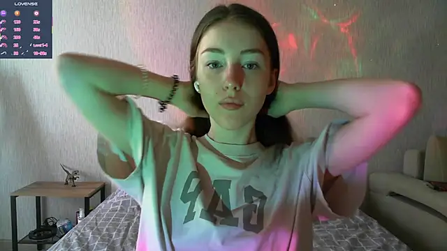 Snapshot of eskatmi chatting on 09.27.25 eskatmi online show from 09.27.25