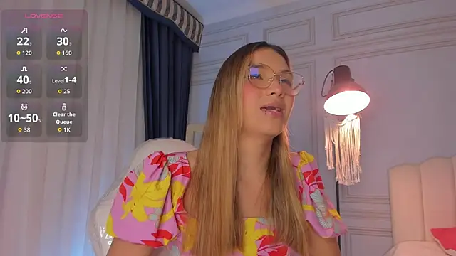 Snapshot of Doll_Isa_ chatting on 09.17.25 Doll Isa online show from 09.17.25