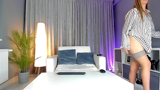 LisaAventi online show from 10.11.25