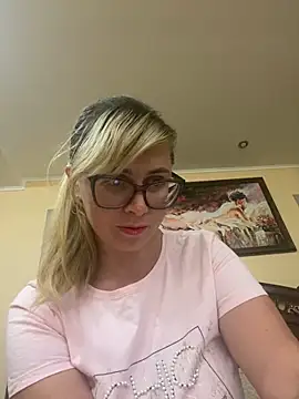 Snapshot of Crystal00Girl chatting on 09.14.25 Crystal00Girl online show from 09.14.25