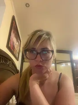 Snapshot of Crystal00Girl chatting on 09.17.25 Crystal00Girl online show from 09.17.25