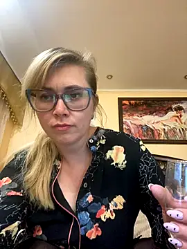 Snapshot of Crystal00Girl chatting on 09.20.25 Crystal00Girl online show from 09.20.25